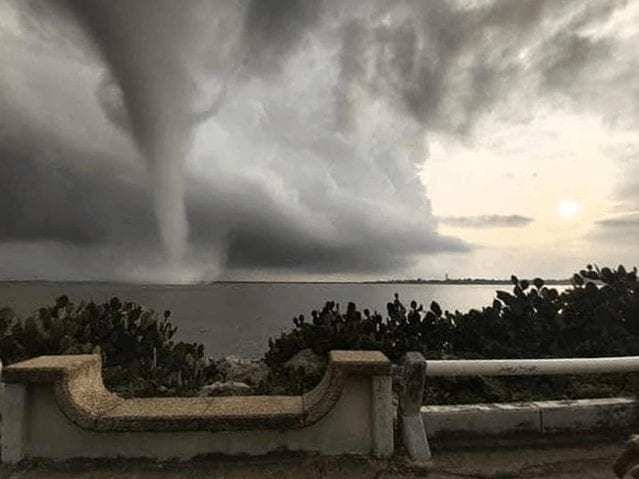 Video. Tornado causa pánico en Veracruz y deja daños en 25 casas