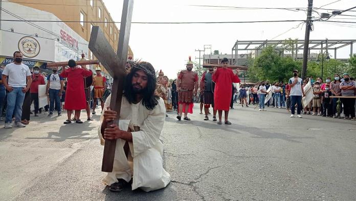 Viven monclovenses la Pasión de Cristo