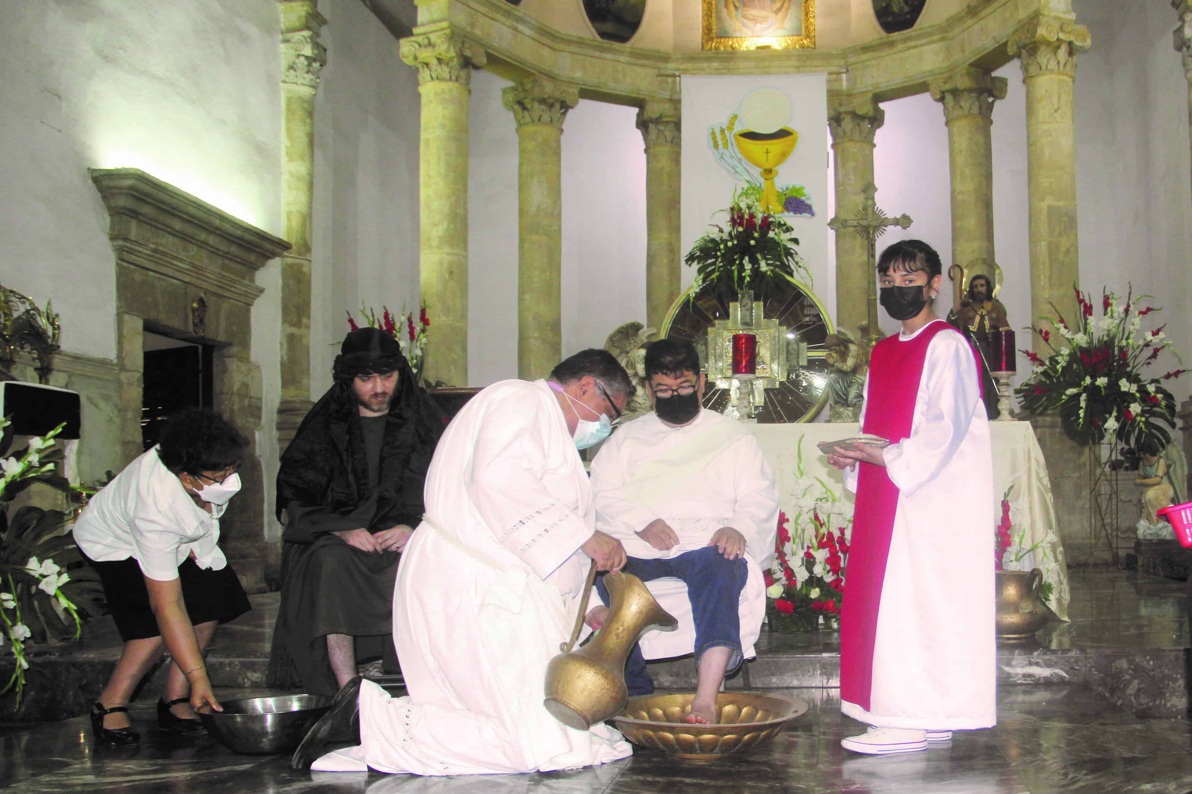 El sacerdote Eduardo Neri replicó el gesto que Jesús tuvo con sus apóstoles.