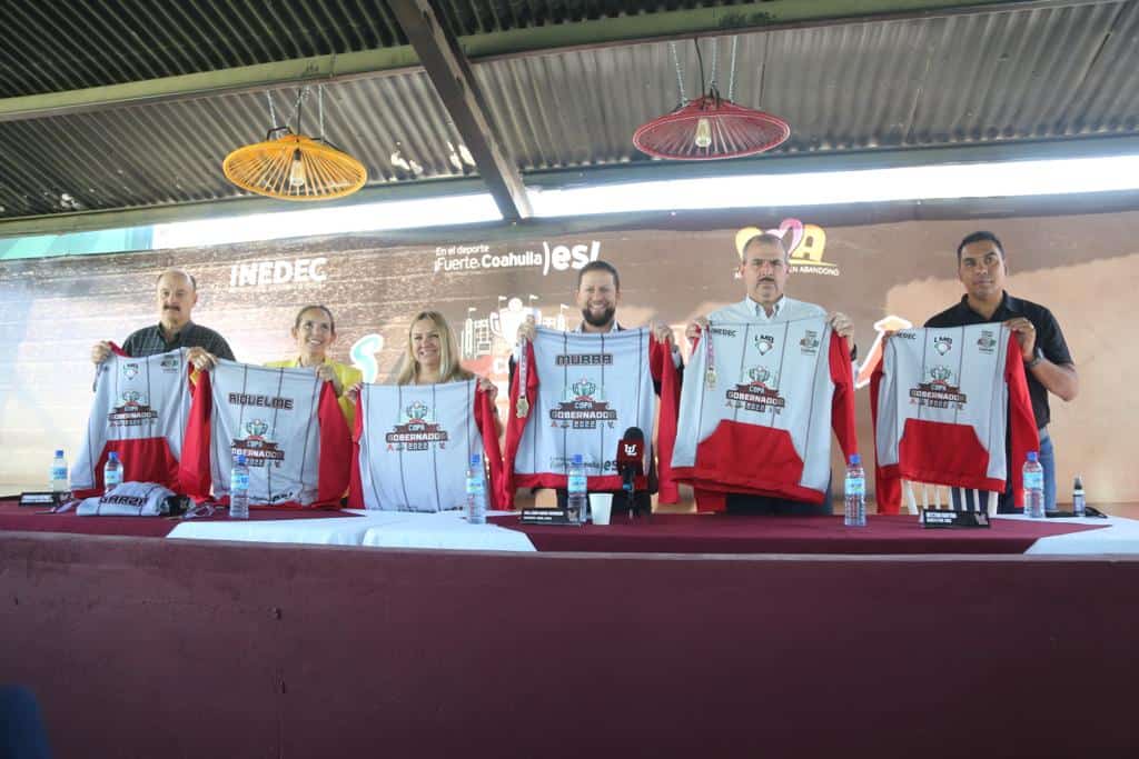 La Presidenta Honoraria del DIF Coahuila, Marcela Gorgón Carrillo, asistió a la presentación de la Edición Copa Gobernador de Beisbol 2022.