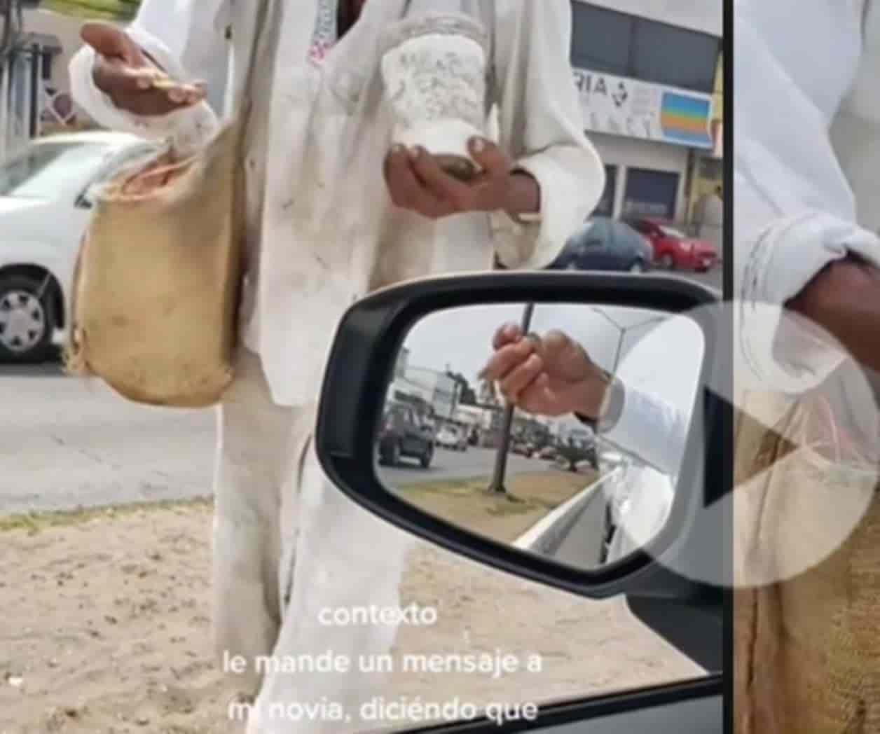 Abuelito que pide dinero en semáforo lanza monedas a conductores; sólo acepta de 10 pesos