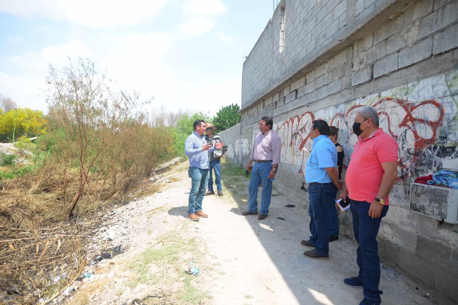 El alcalde Roberto Piña Amaya, acompañado de representantes de Conagua; realizó un recorrido por el Arroyo Frontera.