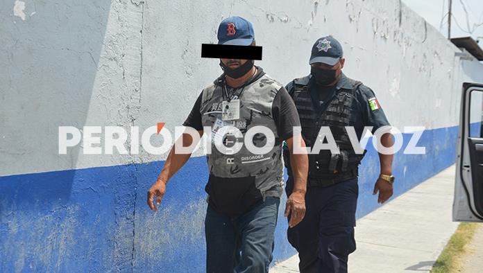 Se pone bravo con taquera