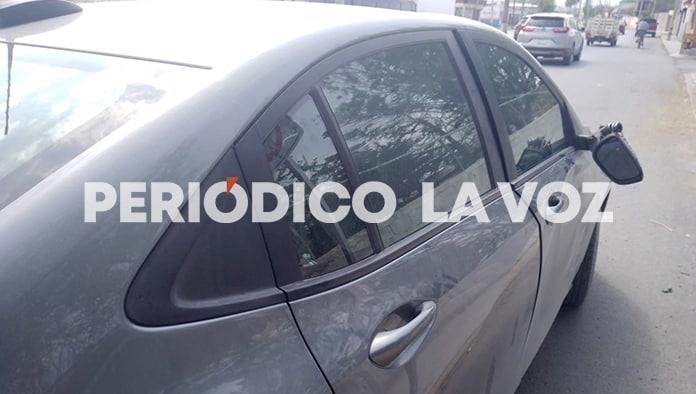 Le arranca espejo a automóvil