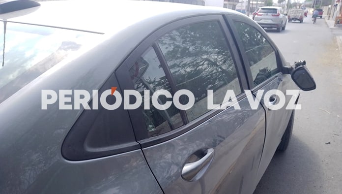 Le arranca espejo a automóvil