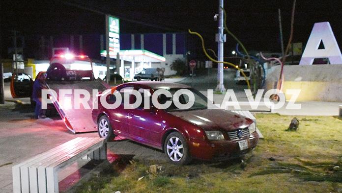 Le truena llanta y se ‘trepa’ a plaza