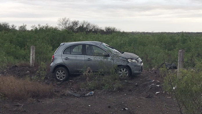 Un automóvil fue abandonado en un camino de terracería.