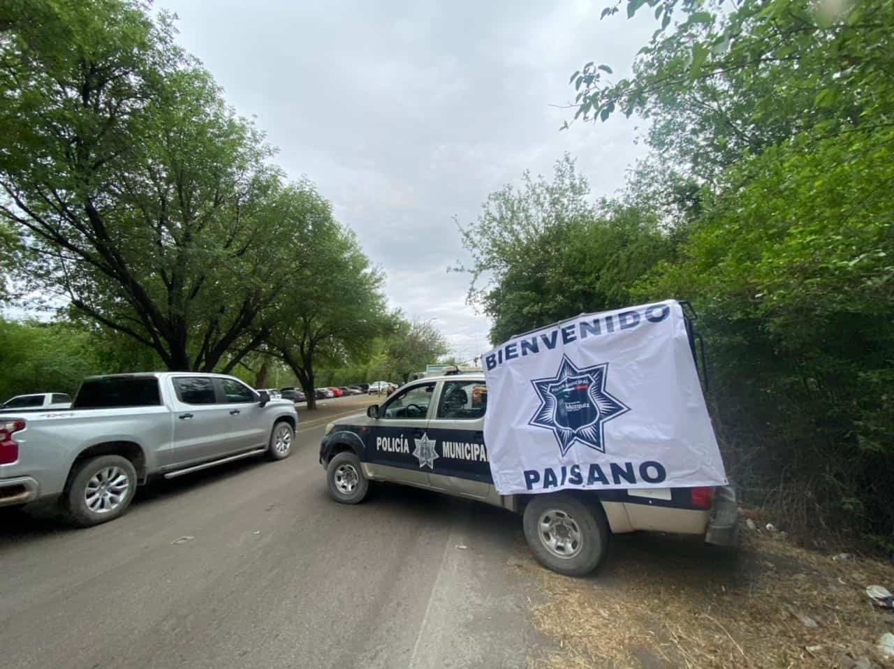 Con el slogan “Bienvenido Paisano”, brindan policías información a turistas.