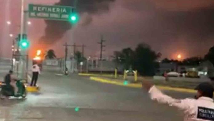 Continua incendio en refinería de Salina Cruz