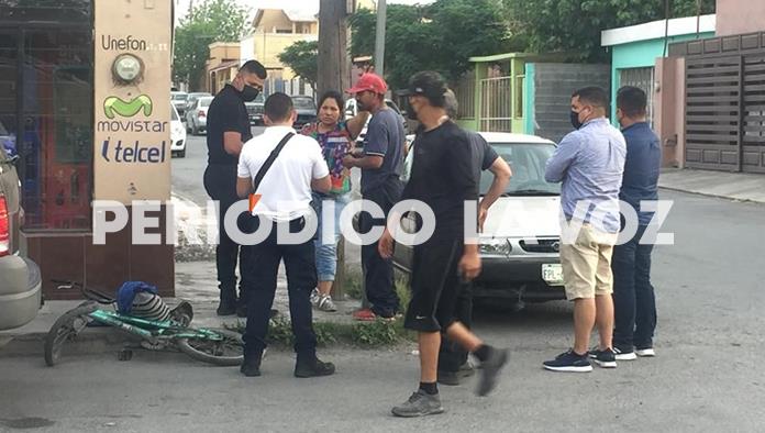 Embiste cafre a pareja en bici