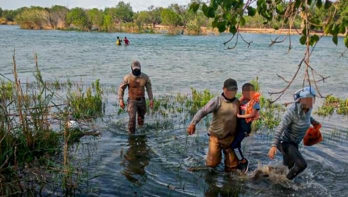 Atrapa río a cubana y su hijo