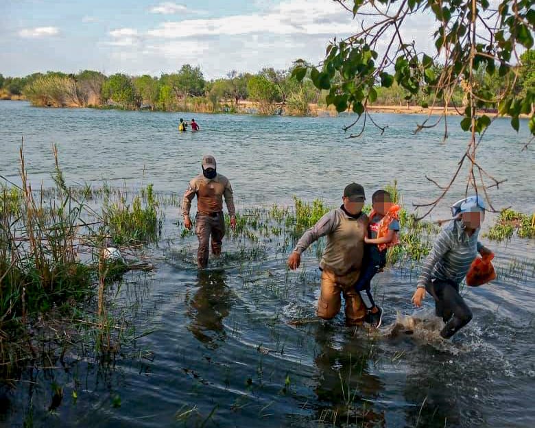 Atrapa río a cubana y su hijo