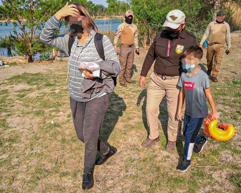 Atrapa río a cubana y su hijo