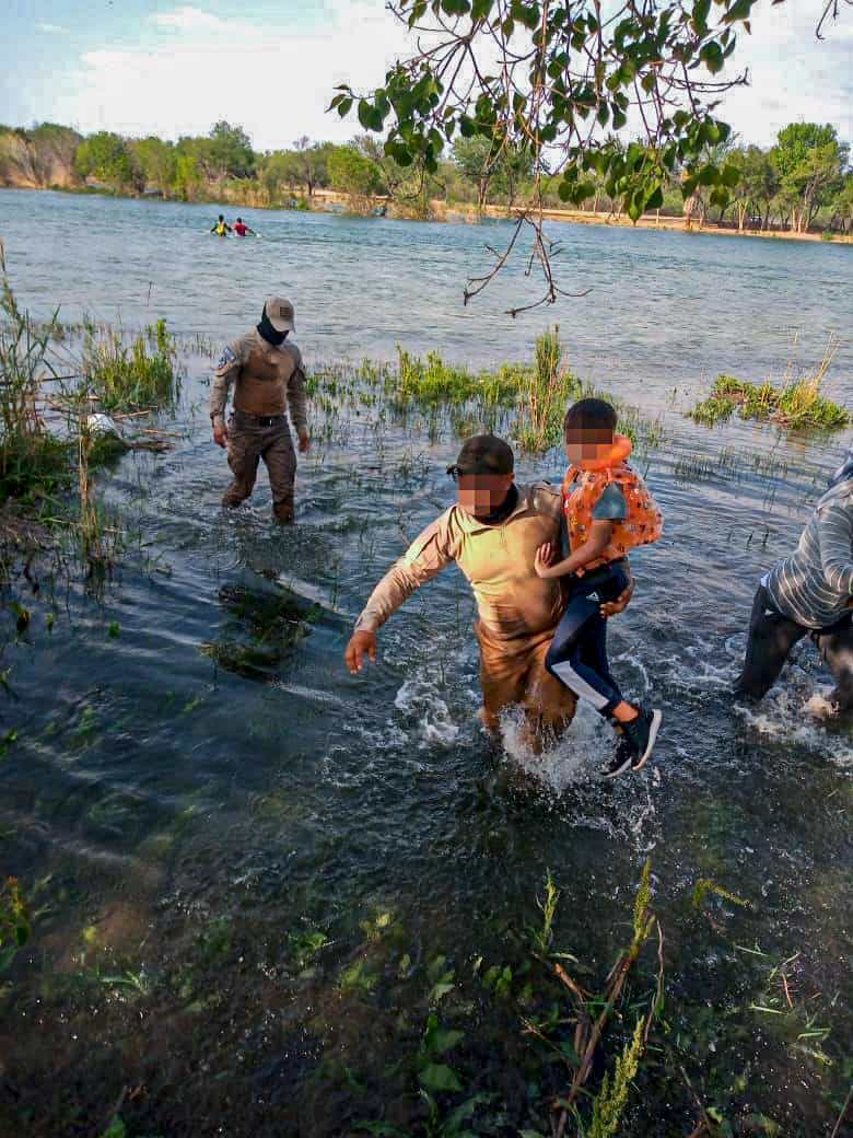 Atrapa río a cubana y su hijo