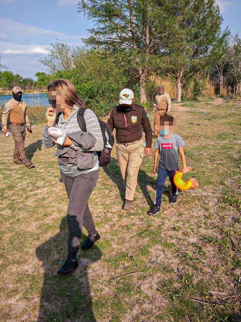 Atrapa río a cubana y su hijo