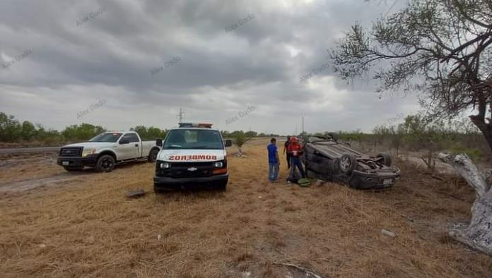Nueva Rosita: Vuelca castañense en la carretera 57