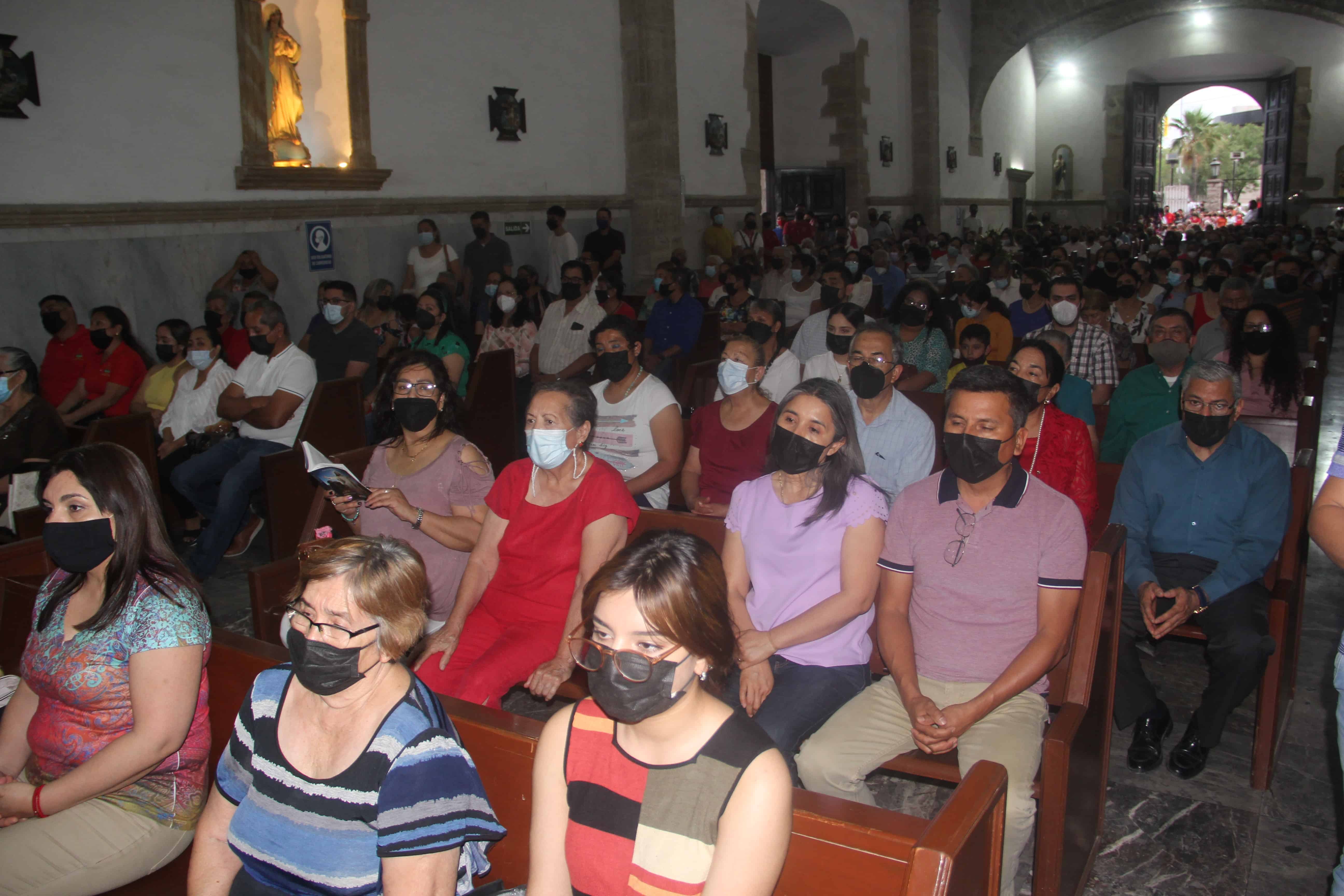 No había espacio ni entre los pasillos de la iglesia Santiago Apóstol.