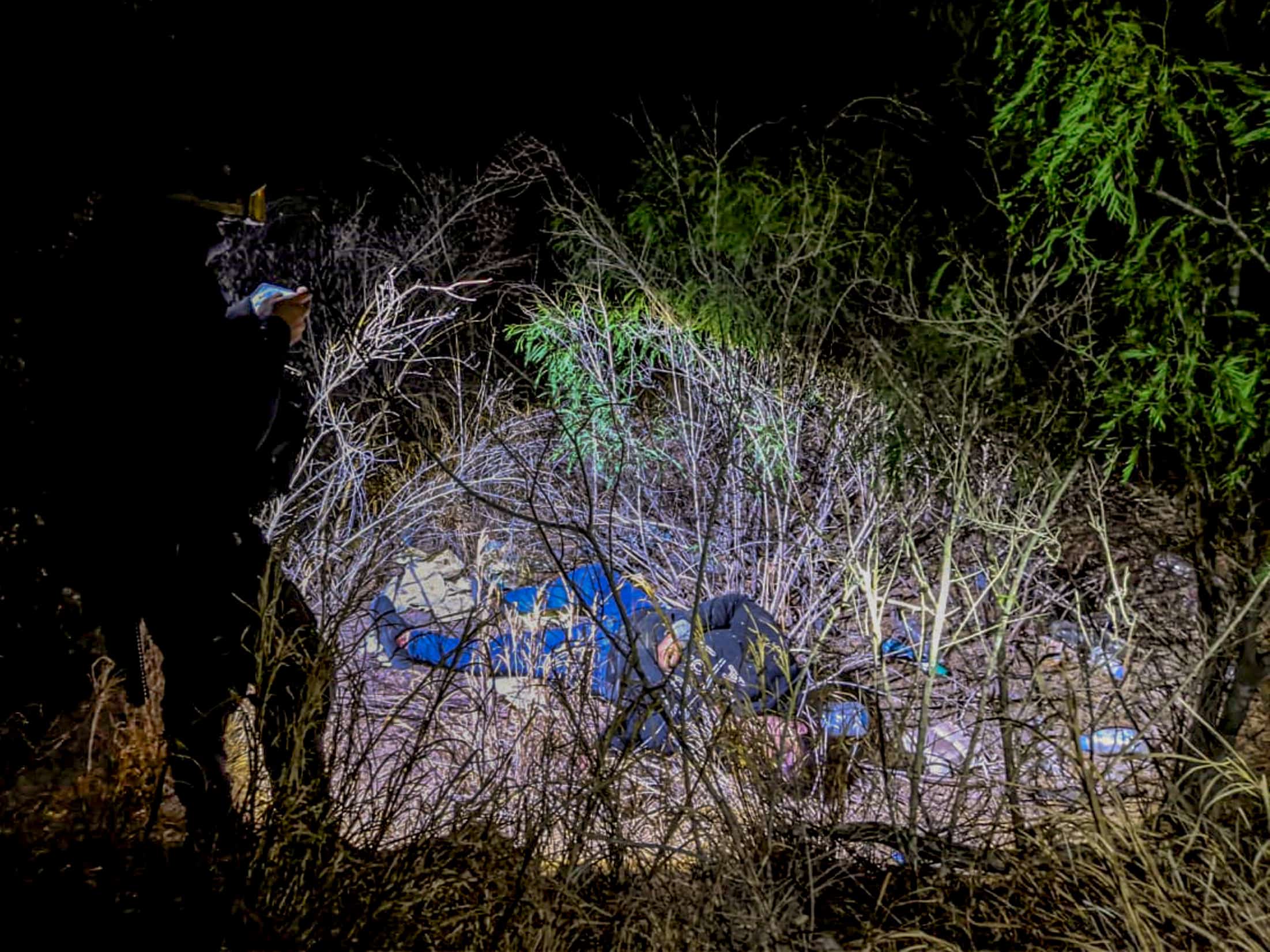 Hallan a mujer a las orillas de la carretera la Ribereña, cerca del municipio de Hidalgo.