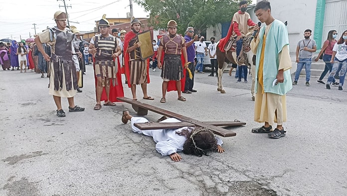 Ante la primer caída de Jesús, los miembros de la iglesia lloraron desconsolados al ver a Cristo Jesús desfallecer sin ser ayudado por nadie.
