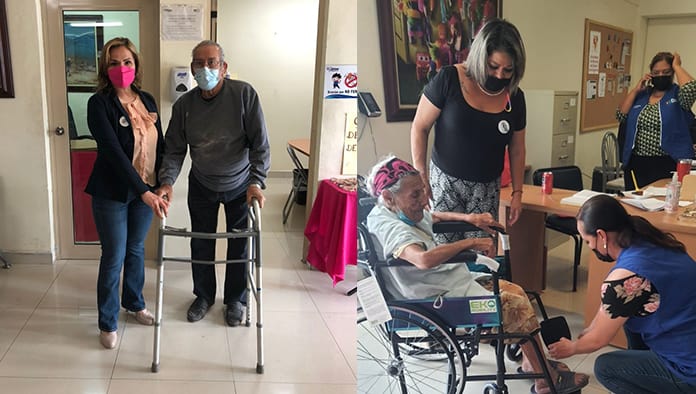 Héctor Reyes, recibió una andadera. Apoyada en dos bastones de madera llegó Doña Sabina, quien recibió su silla de ruedas.