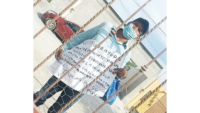 Asegura ser el papá de la joven y necesitar de dinero para pagar su salud.