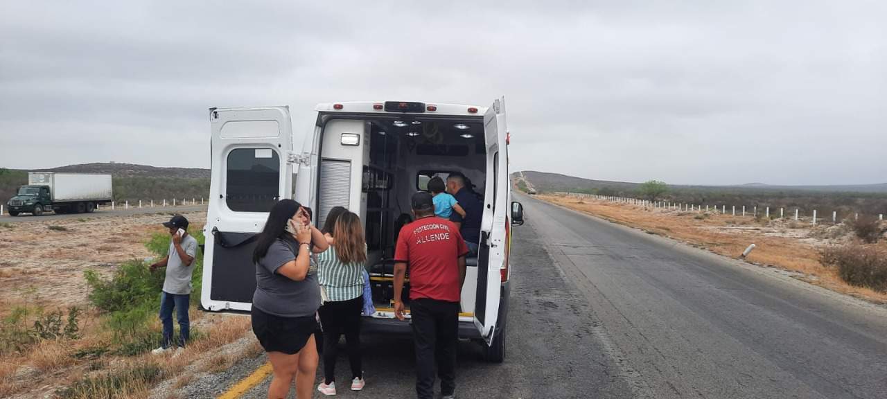 Vuelca familia de Eagle Pass en la Autopista Premier