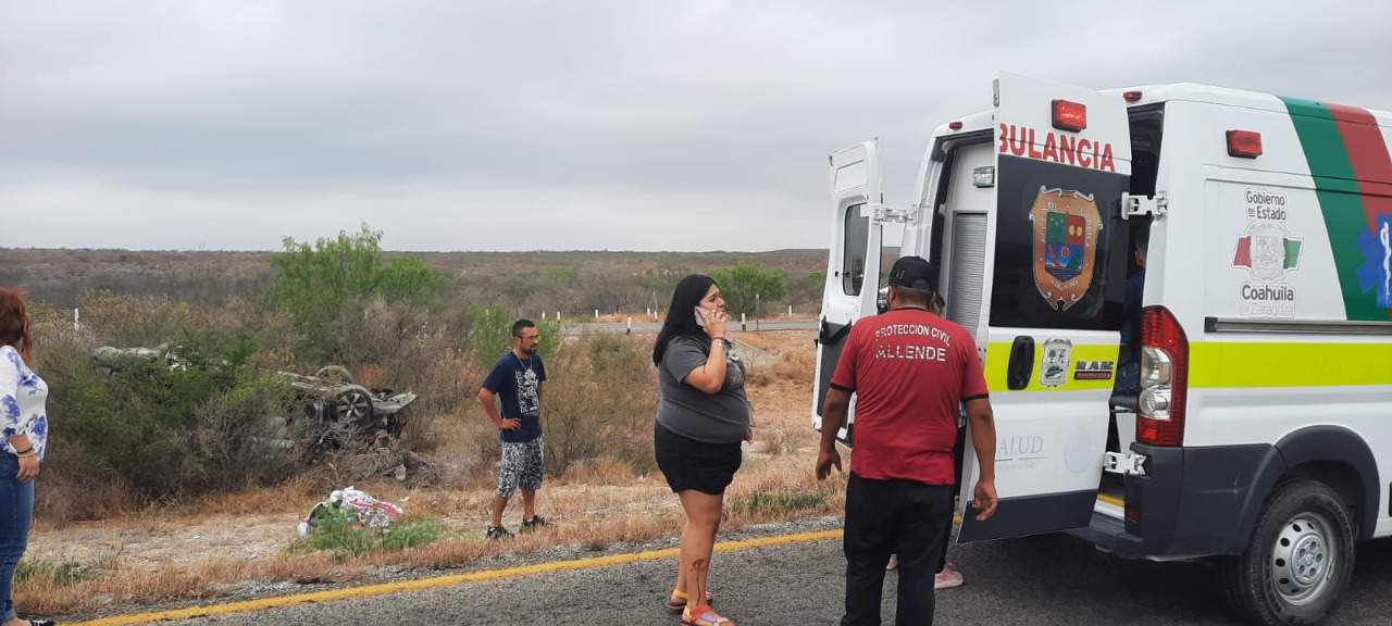 Vuelca familia de Eagle Pass en la Autopista Premier