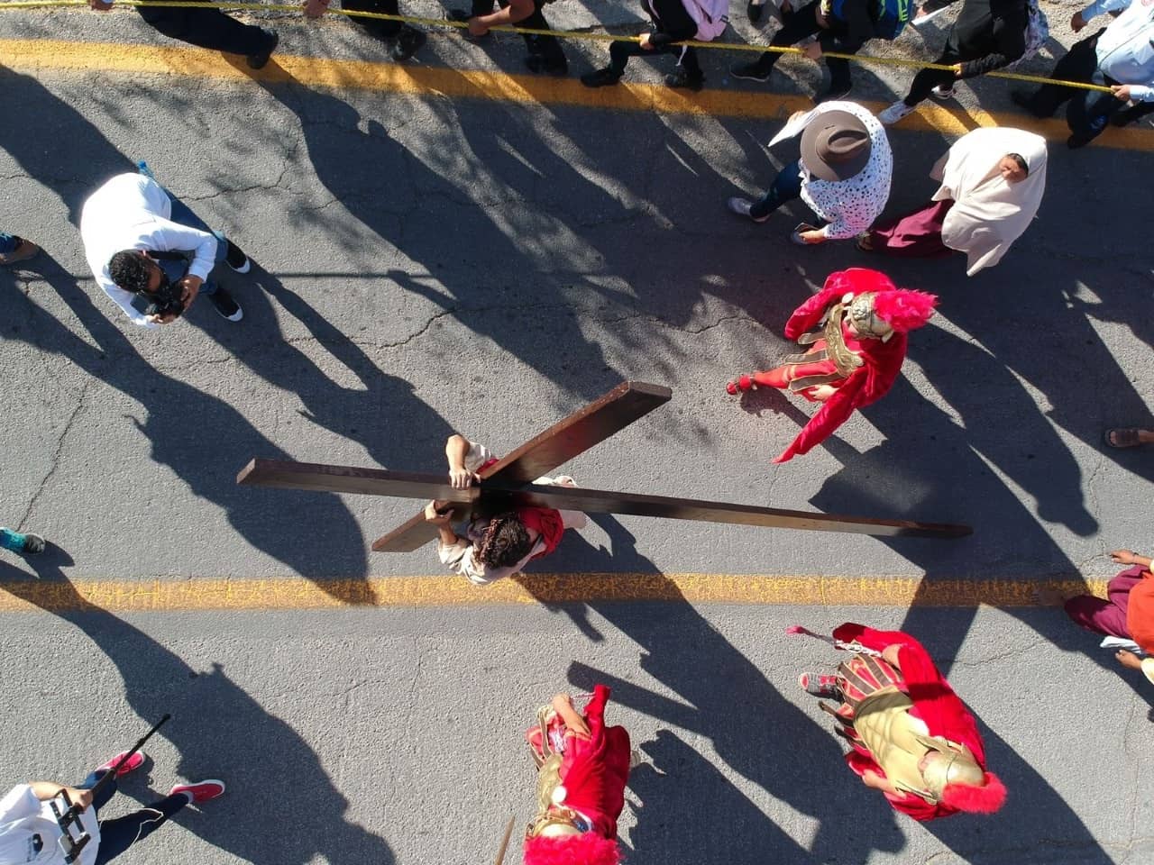 Viven Viacrucis en Cerro de las Noas