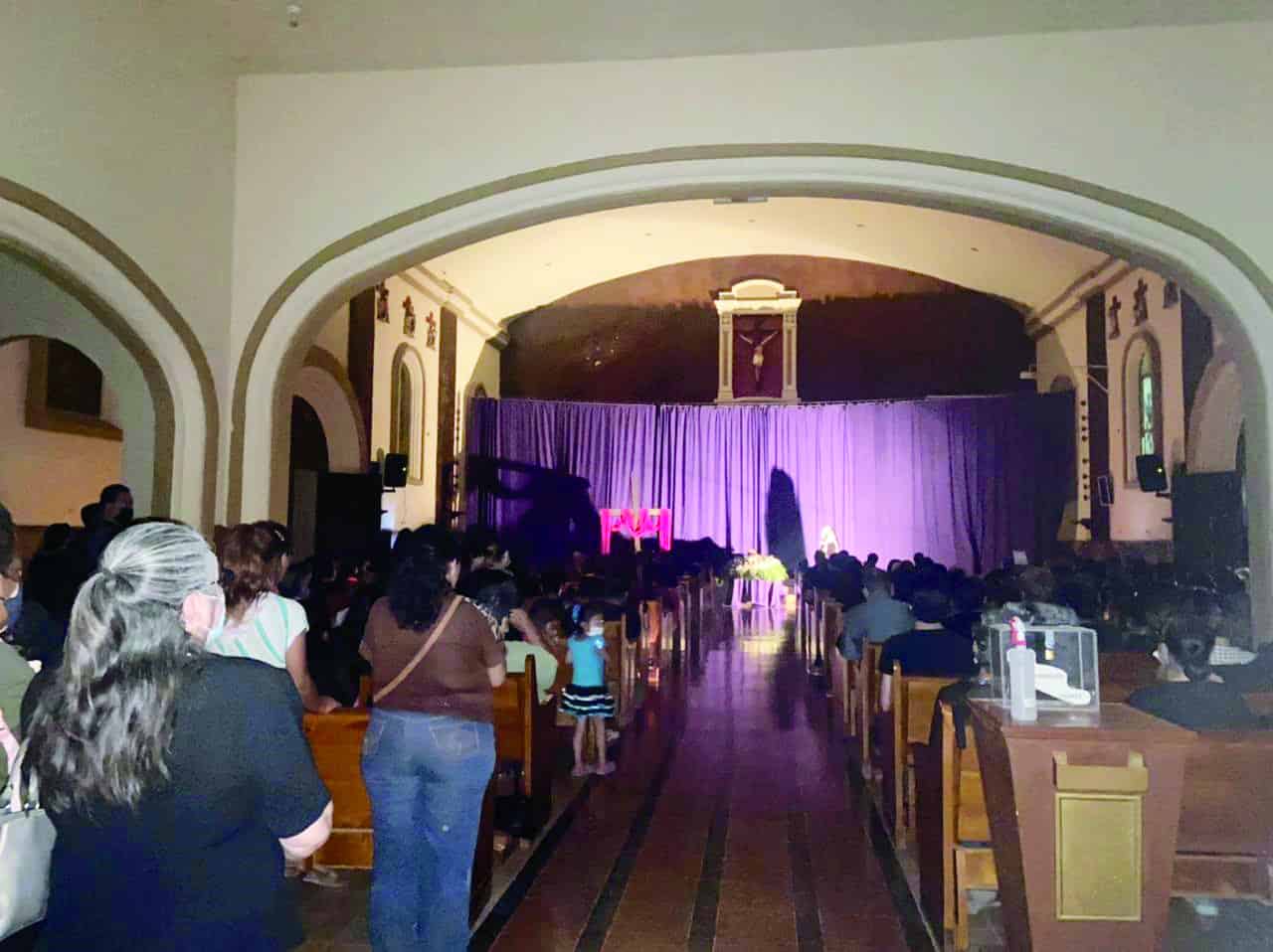 Feligreses católicos dieron el pésame a la Virgen María por la muerte de Jesús.