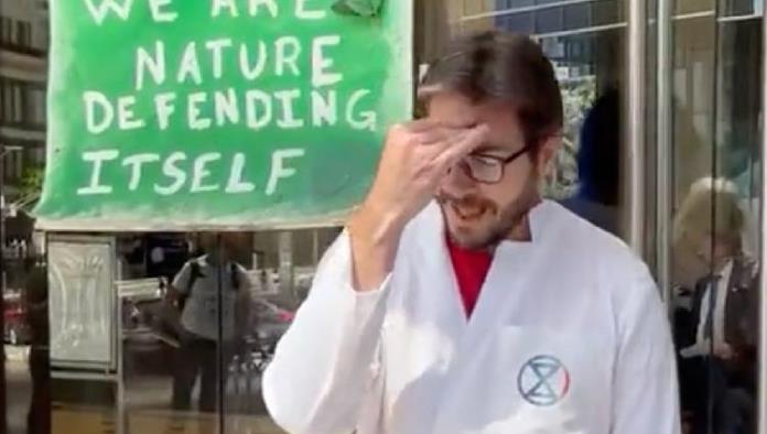 Arrestan a científico de la NASA por protestar cintra el cambio climático