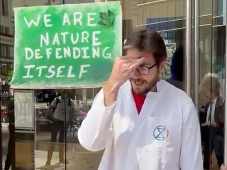 Arrestan a científico de la NASA por protestar cintra el cambio climático