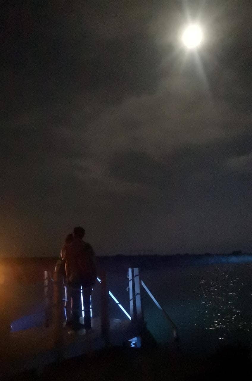 Disfrutan turistas de  “Luna Rosa”