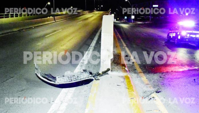 Destroza su auto y sale lesionado