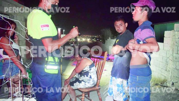 La ve con el otro y se lanza a golpes