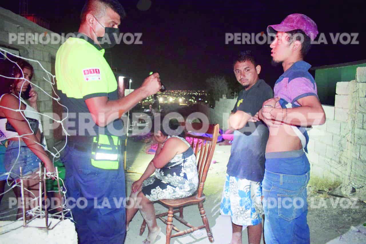 La ve con el otro y se lanza a golpes
