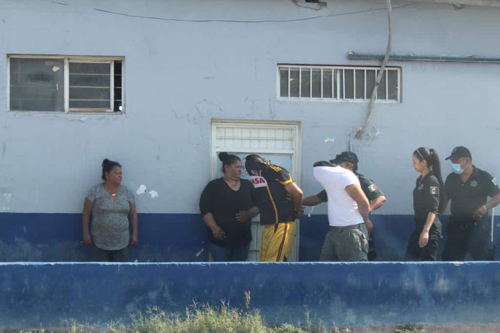Quiebran vidrios a camioneta