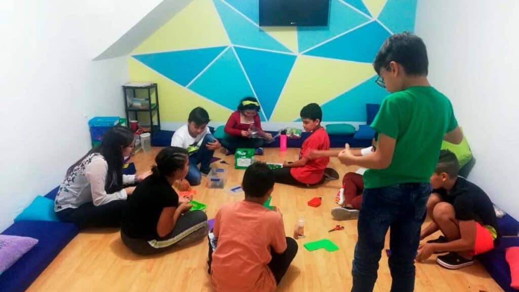 Llaman a no vestir a niñas como adultas