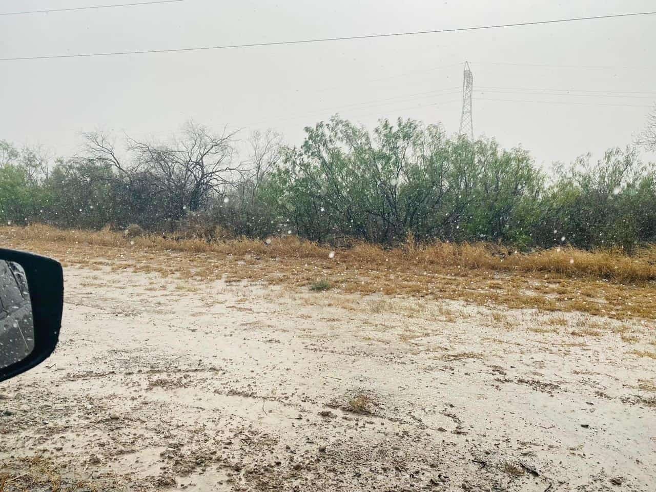 En un tramo del Ejido Obayos, el granizo tapizó completamente el suelo y se veía blanco.