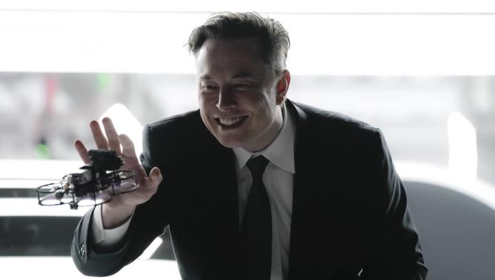 Elon Musk  duerme en las habitaciones libres de sus amigos