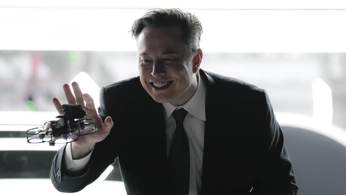 Elon Musk  duerme en las habitaciones libres de sus amigos
