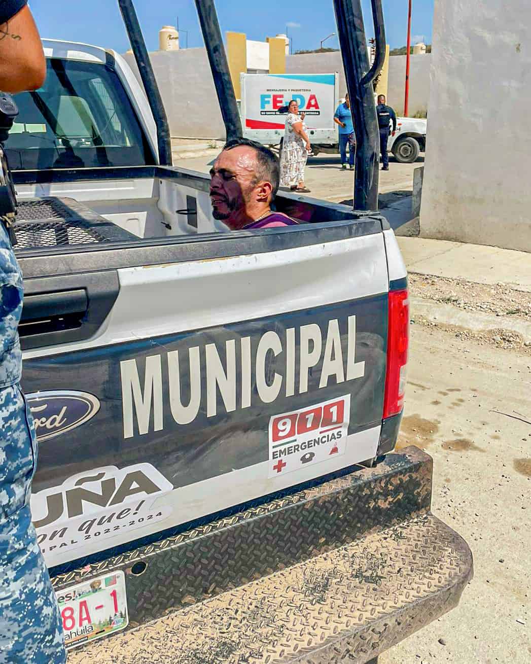 Patean policías cabeza a ladrón