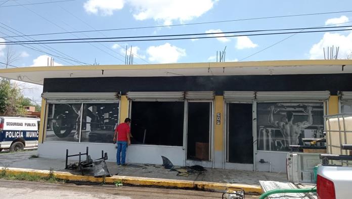 Arde gimnasio de fisicoculturistas