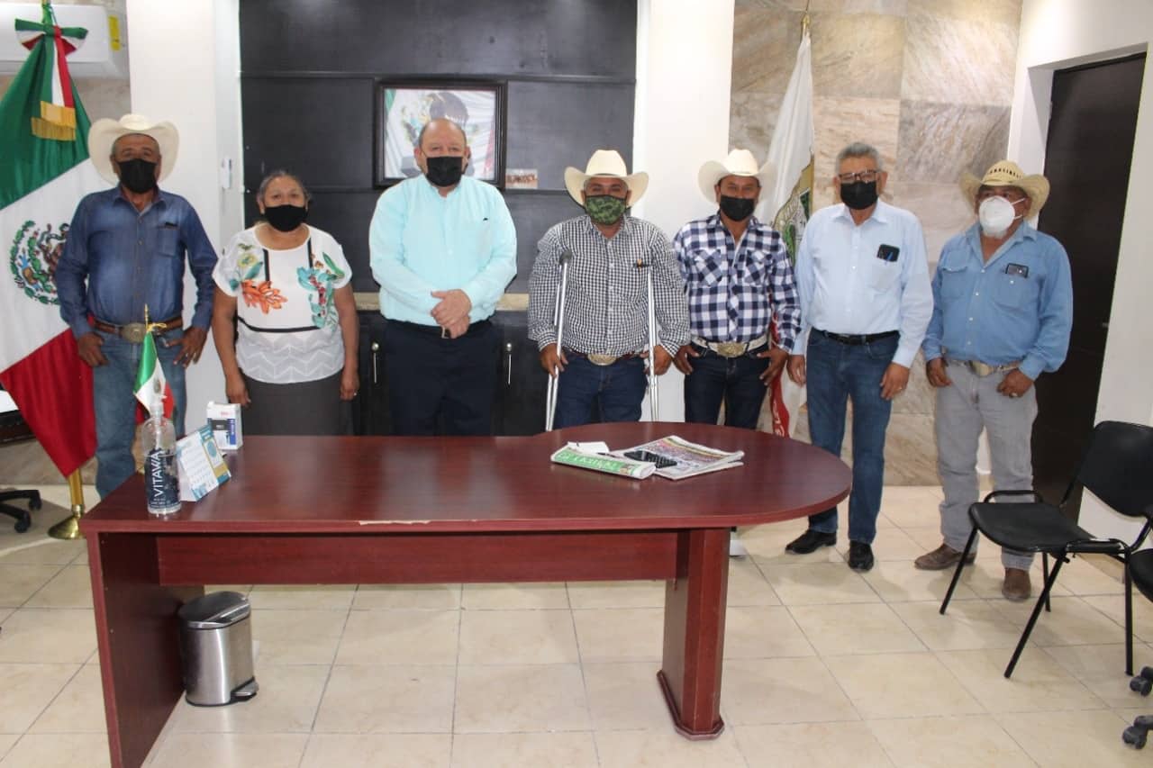 El alcalde Juan Antonio Garza García recibió en su oficina a la nueva mesa directiva del ejido Dolores.