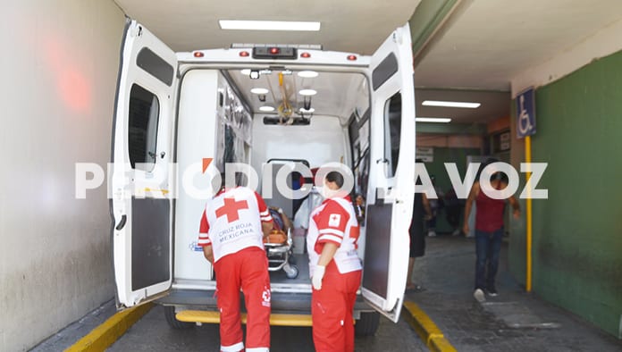 Dos mujeres y un niño de seis años resultaron lesionados en la volcadura.