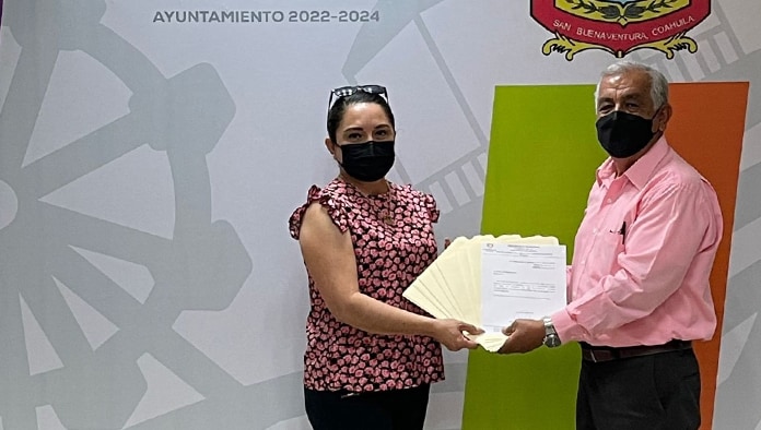 Se le entregaron  a la Presidenta de Pro reinado el nombramiento personal de  las 5 candidatas a reina.