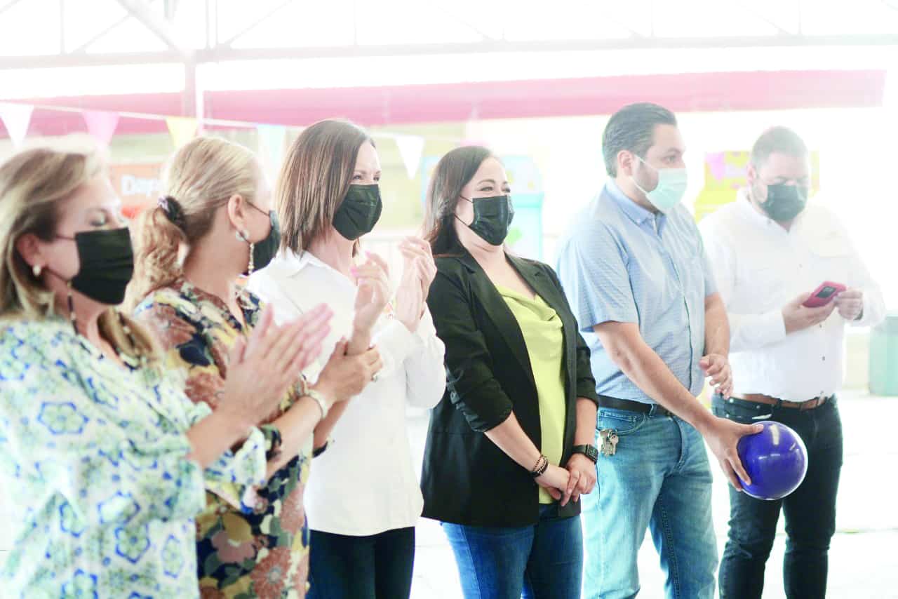 Llevan felicidad a niños del programa ADETI