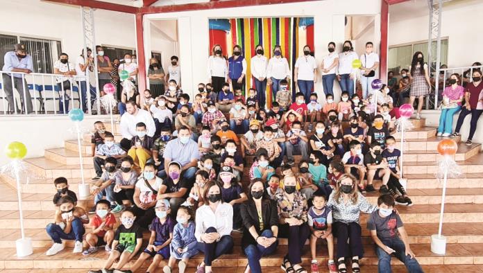 Llevan felicidad a niños del programa ADETI