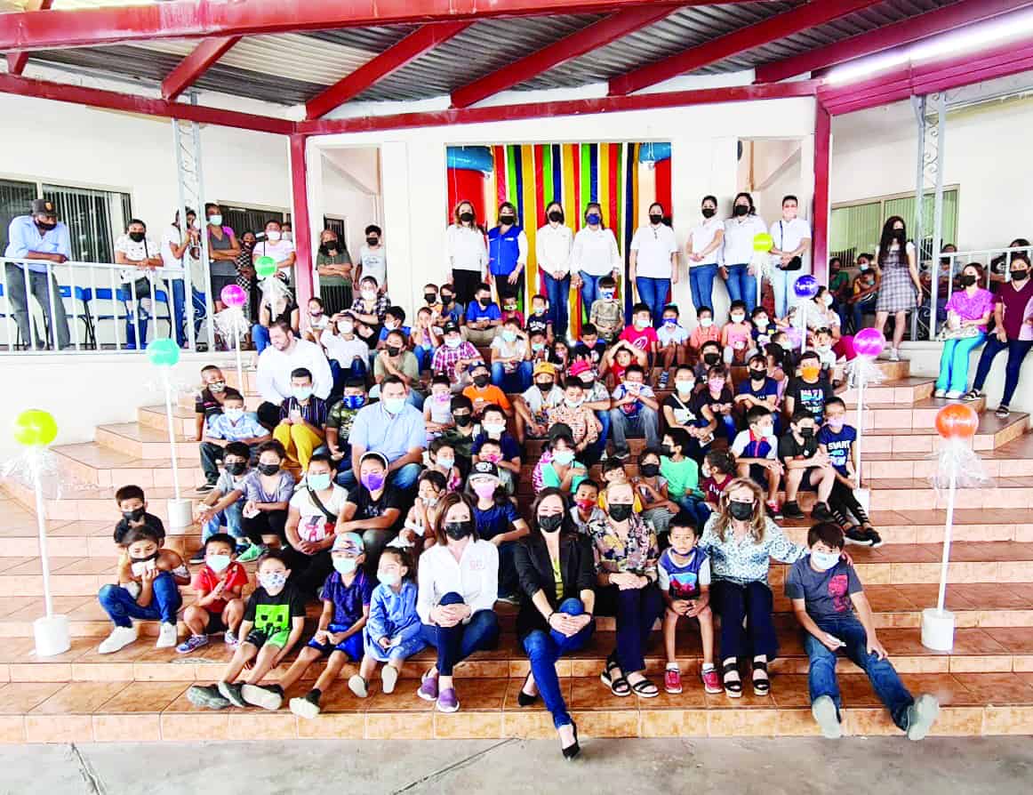 Llevan felicidad a niños del programa ADETI