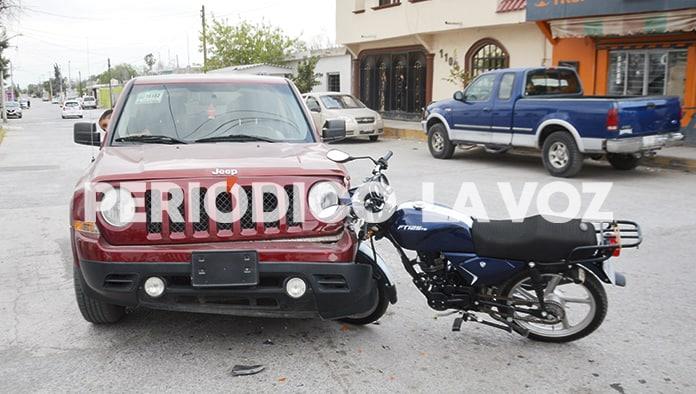 Embarra moto en camioneta