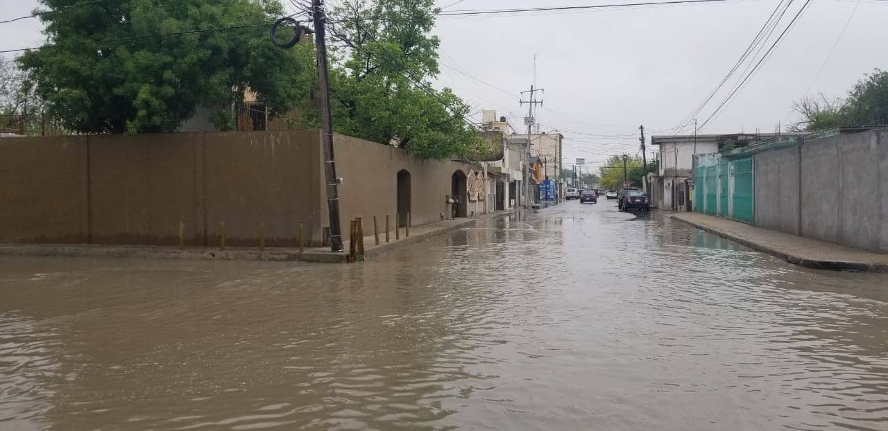 Sorprende intensa lluvia y granizada